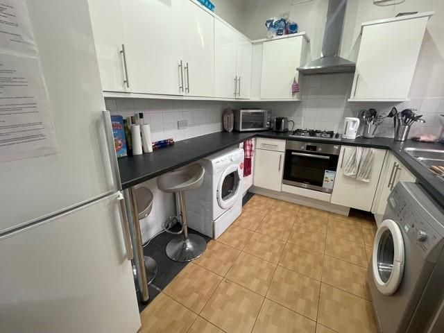 Property photo 3 of 10 Kitchen