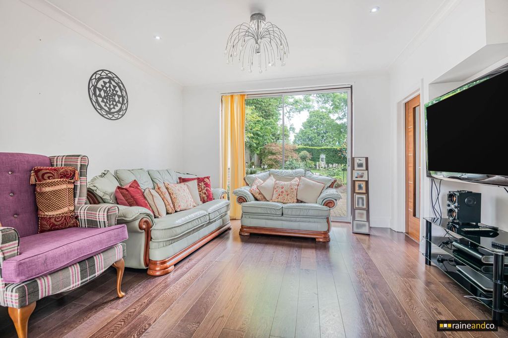Additional image 27 of 5 bed detached house for saleMymms Drive, Brookmans Park, Hatfield AL9