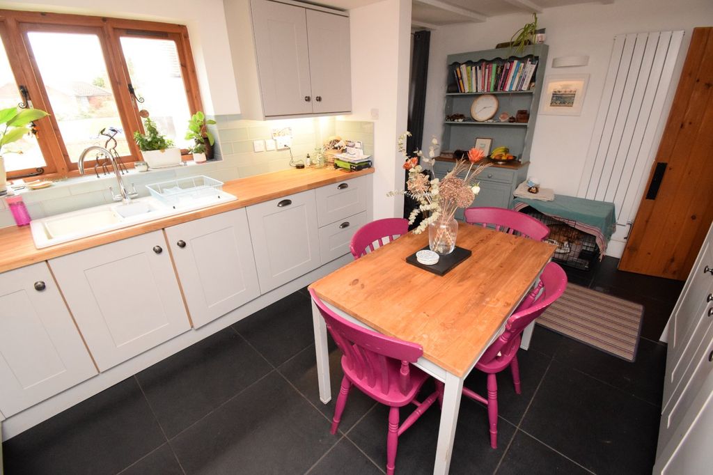 Property photo 3 of 25 Dining Kitchen