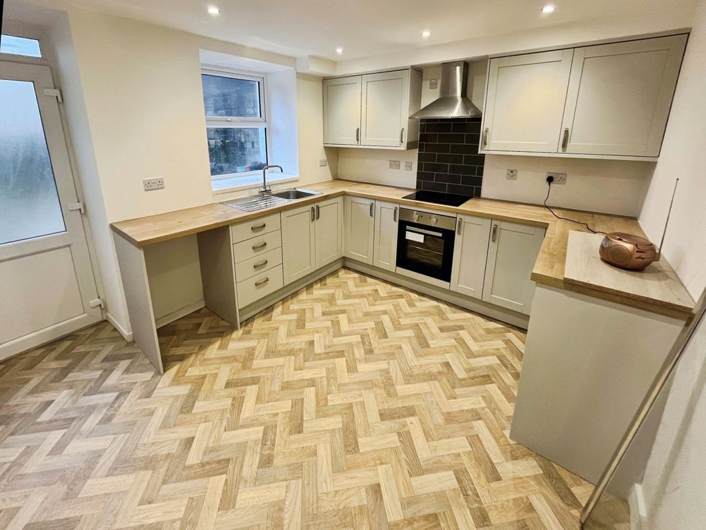 Property photo 3 of 11 Kitchen