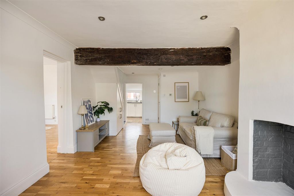 Property photo 2 of 24 Romford Road, E7