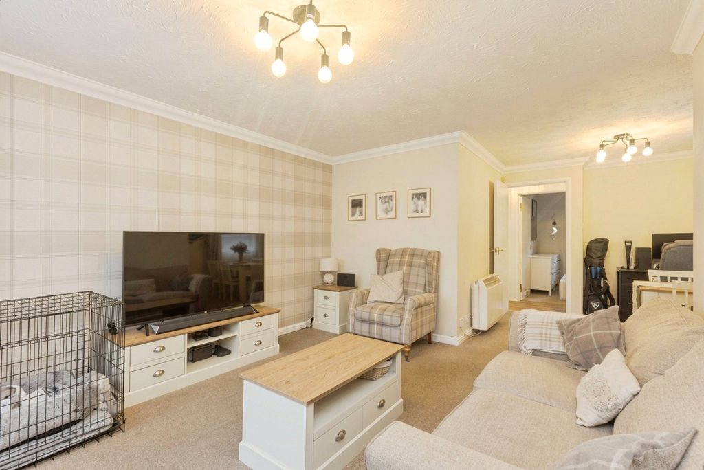 Property photo 2 of 19 Lounge