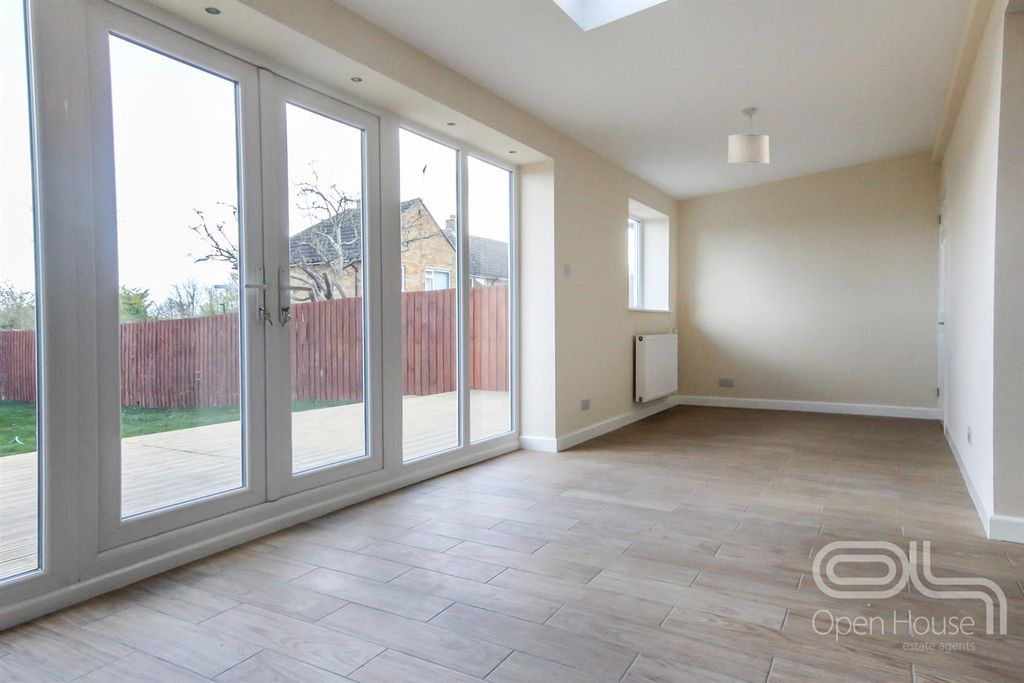 Property photo 2 of 14 Lounge/Dining Area