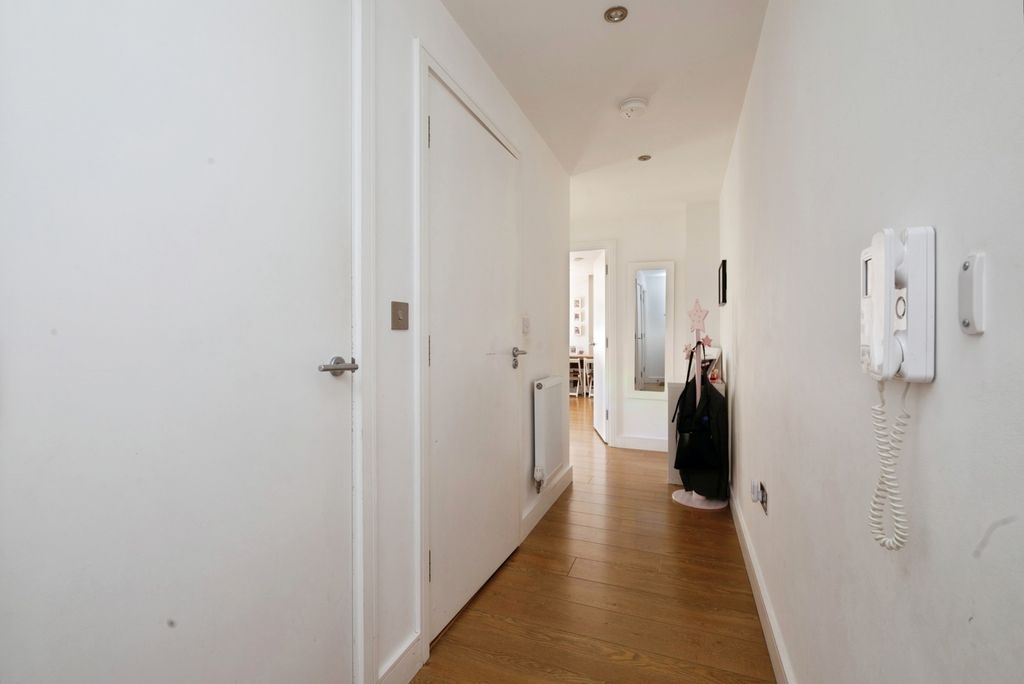 Additional image 7 of 2 bed flat for saleThe Broadway, Loughton, Essex IG10