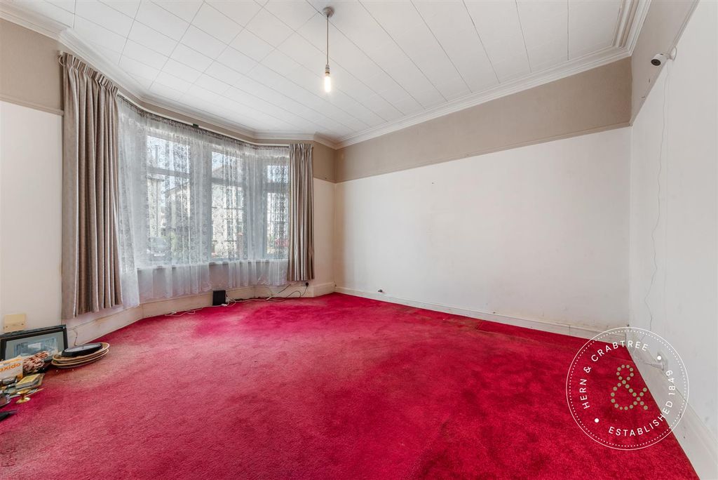 Property photo 2 of 28 Aubrey-Avenue-14.Jpg