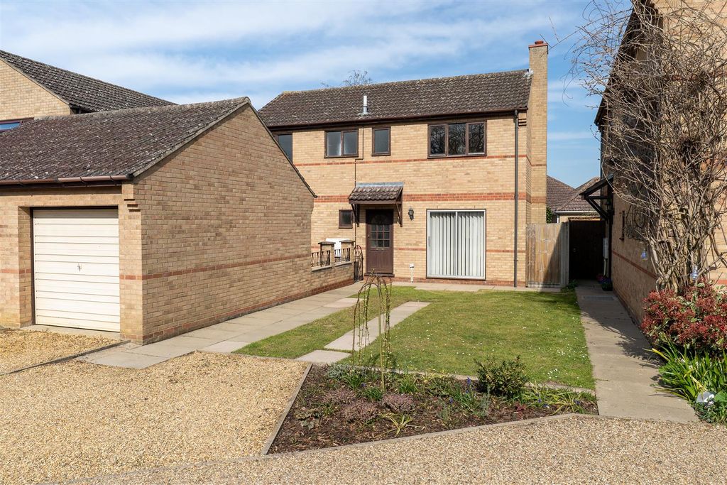 Property photo 1 of 27 3 Hurts Croft, Fordham-03350.Jpg