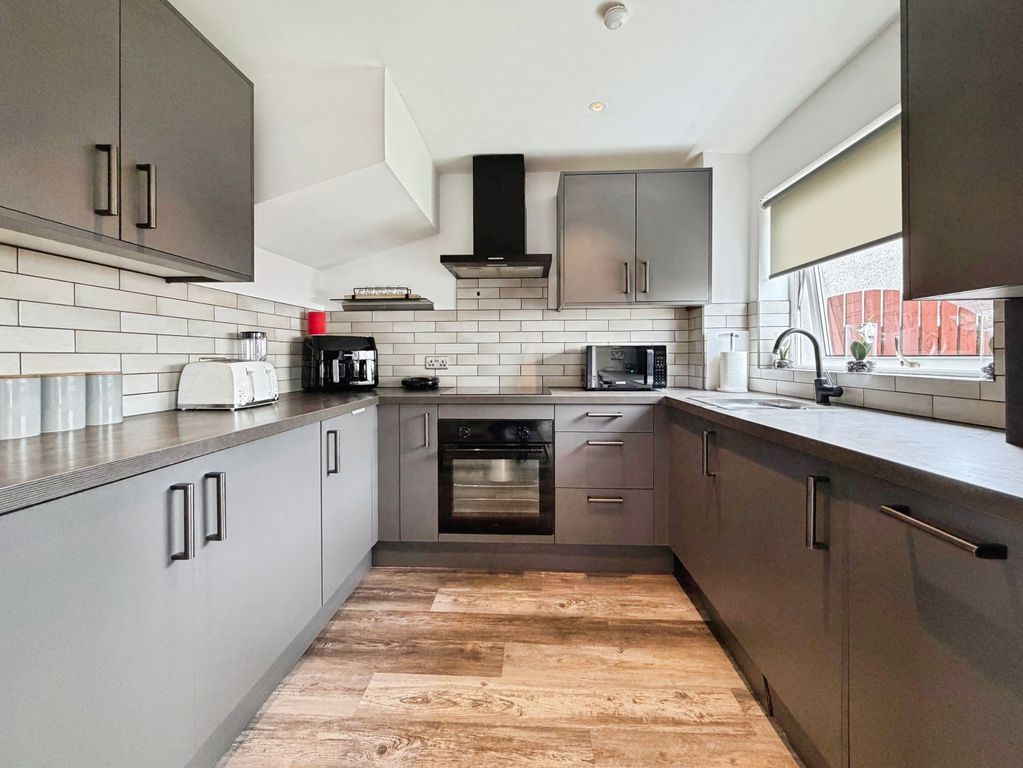 Property photo 3 of 17 Kitchen