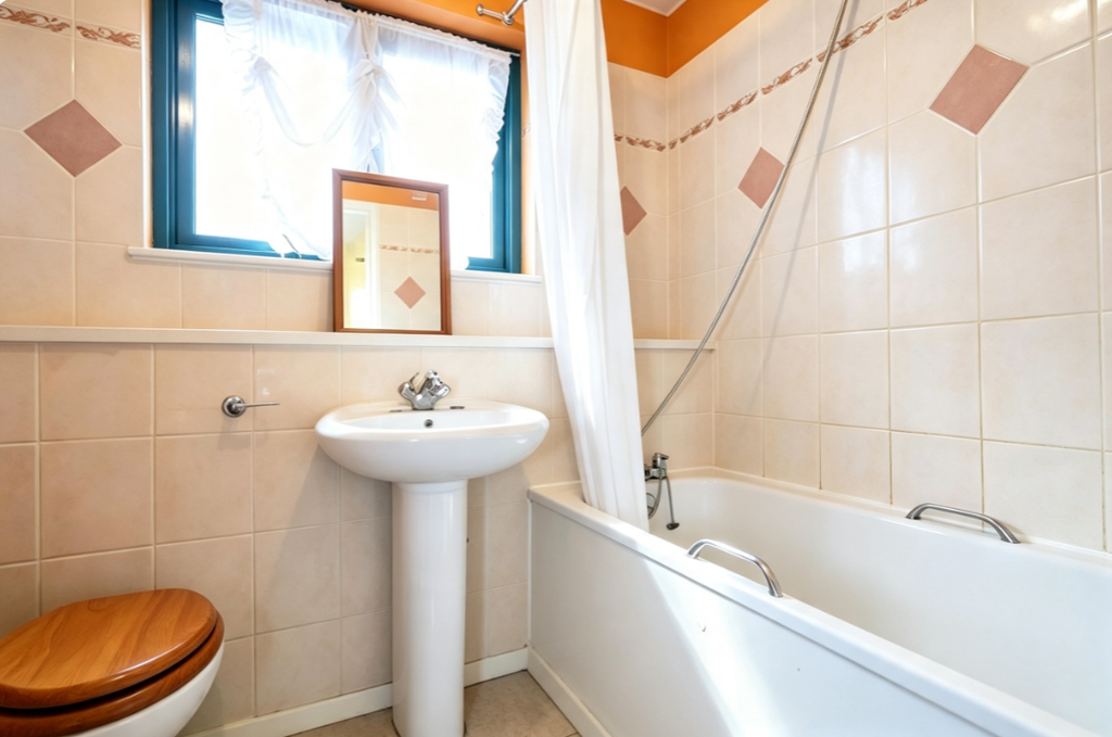 Property photo 2 of 4 Toilet