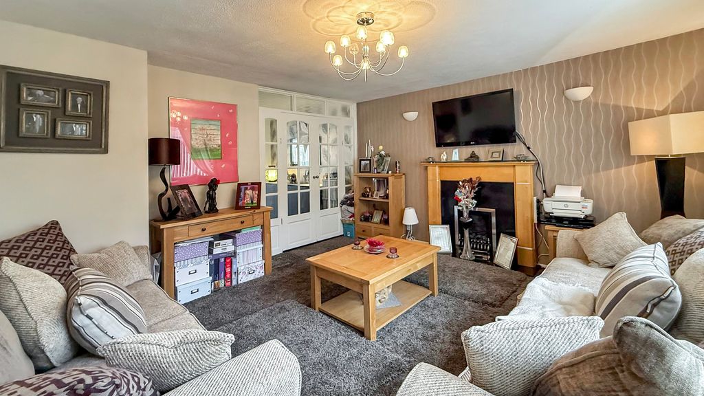 Property photo 3 of 15 Lounge