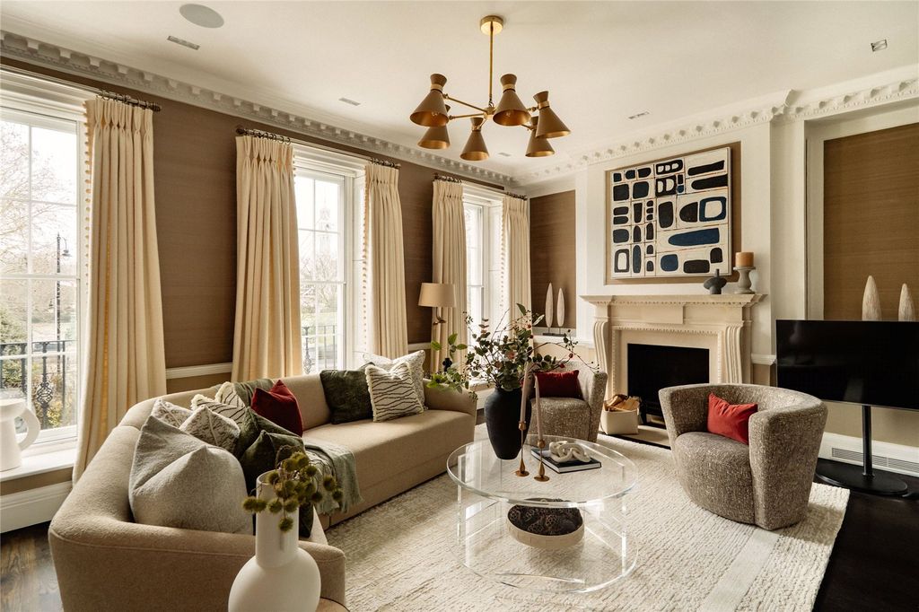 Property photo 2 of 34 Double Reception