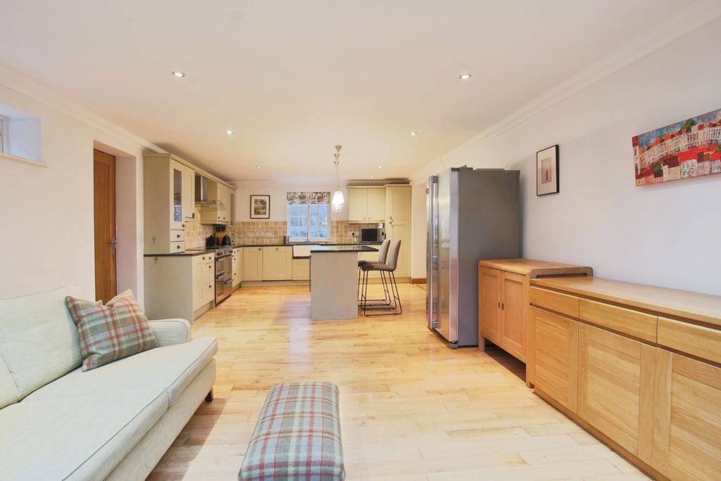 Property photo 2 of 18 4666384