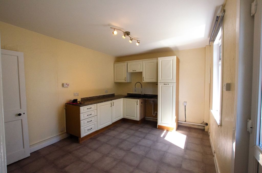 Property photo 3 of 10 12 Green Lane-7