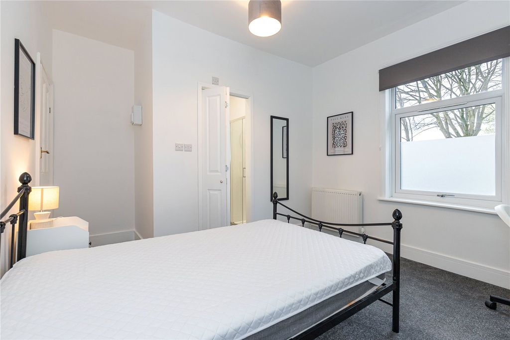 Property photo 1 of 8 Room 2