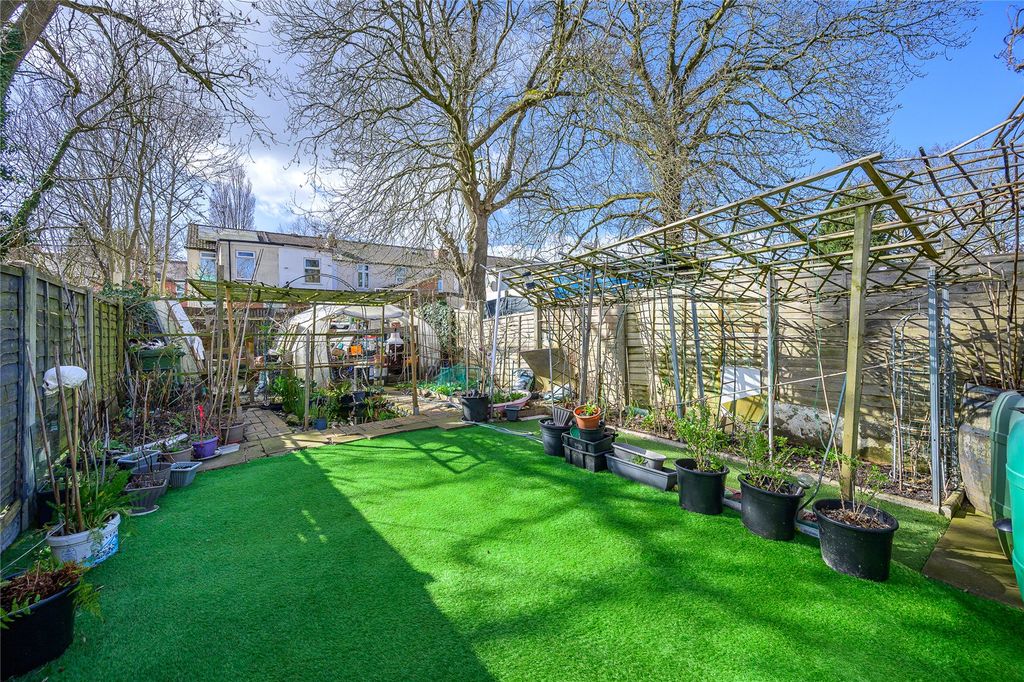 Property photo 2 of 29 Picture No. 15