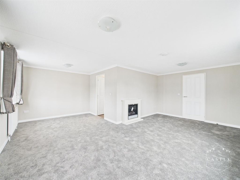 Property photo 2 of 18 Lounge