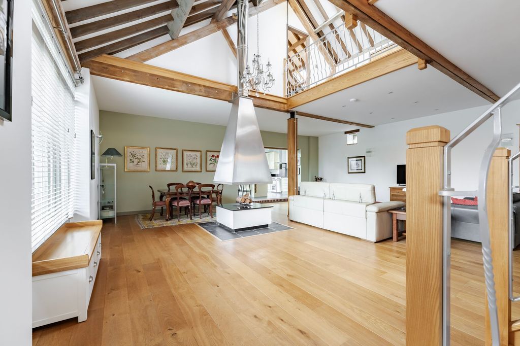 Property photo 3 of 26