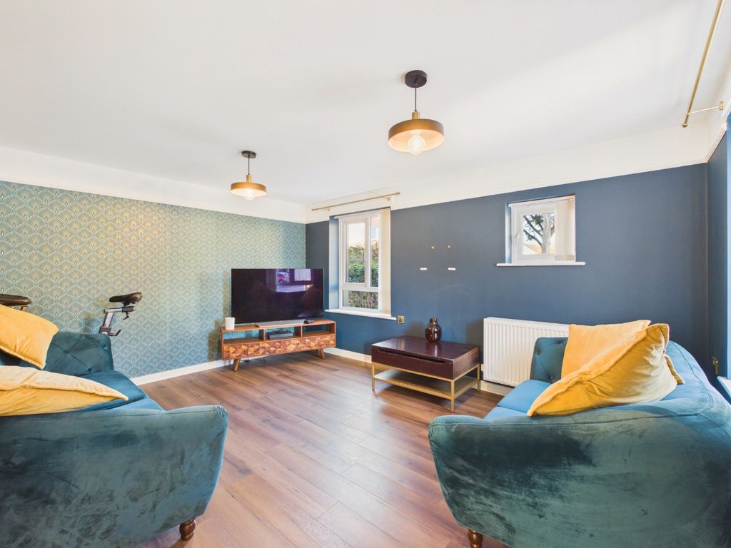 Property photo 2 of 18 5595124