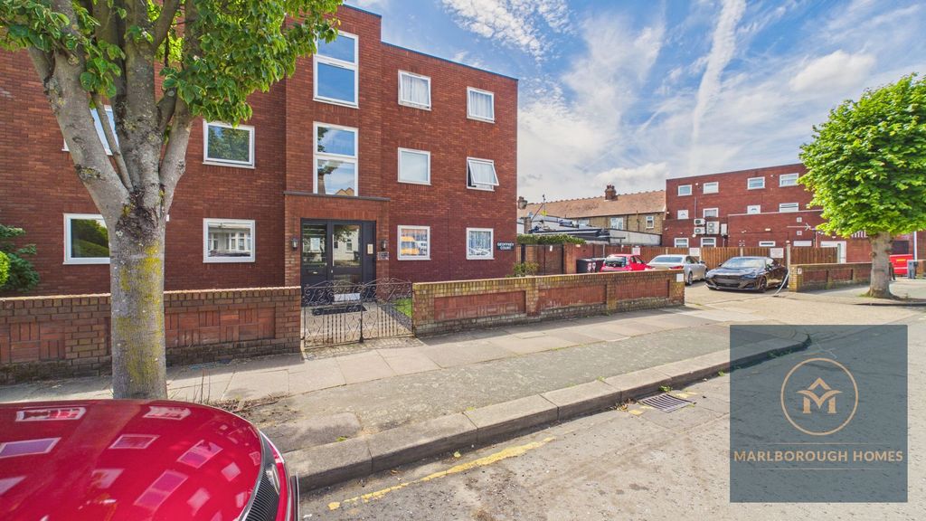 Property photo 1 of 33 Ilford Ig2
