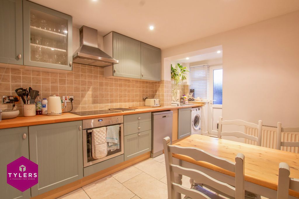 Property photo 3 of 9 Kitchen