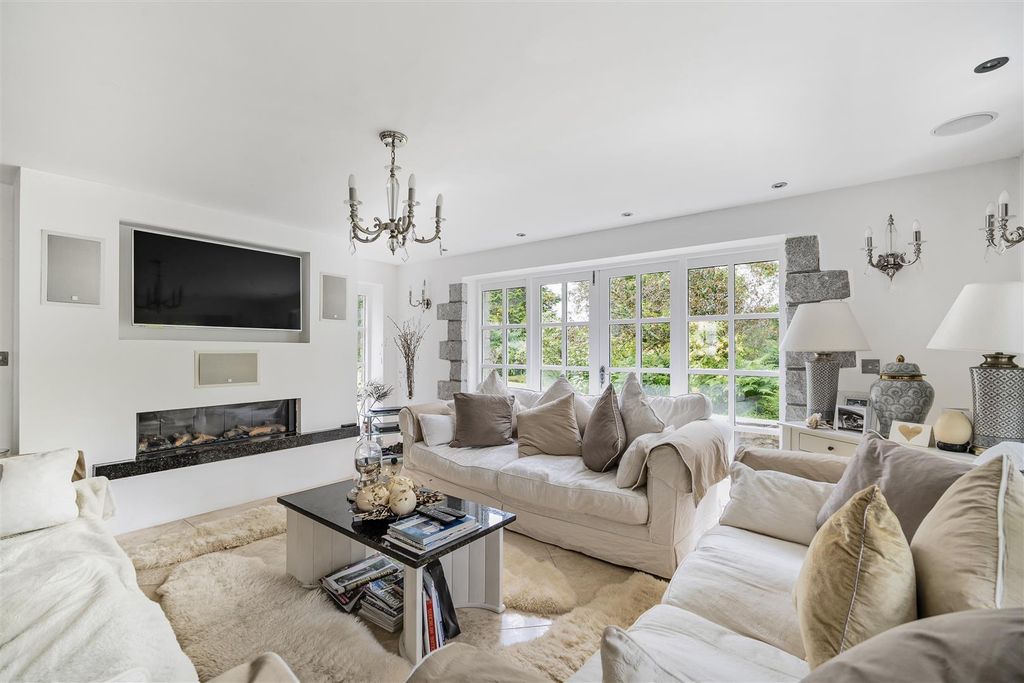 Property photo 3 of 28 Living Room