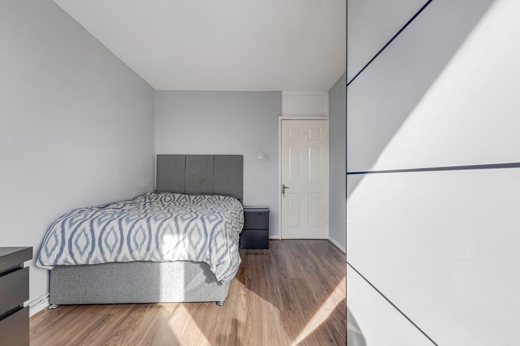 Property photo 3 of 10 Master Bedroom