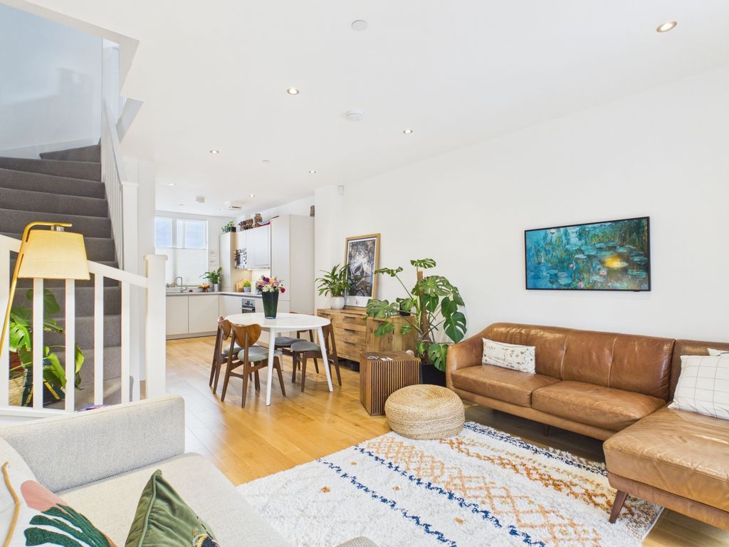 Property photo 2 of 13 Cleminson Street Salford - Ewemove - Living Space