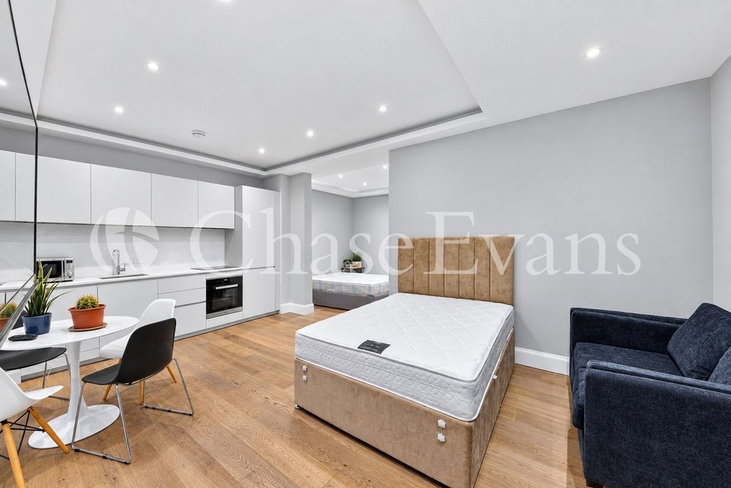 Property photo 2 of 10 Living/Sleeping
