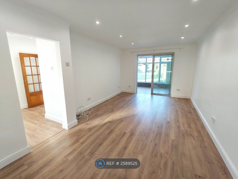 Property photo 1 of 12 Living Room