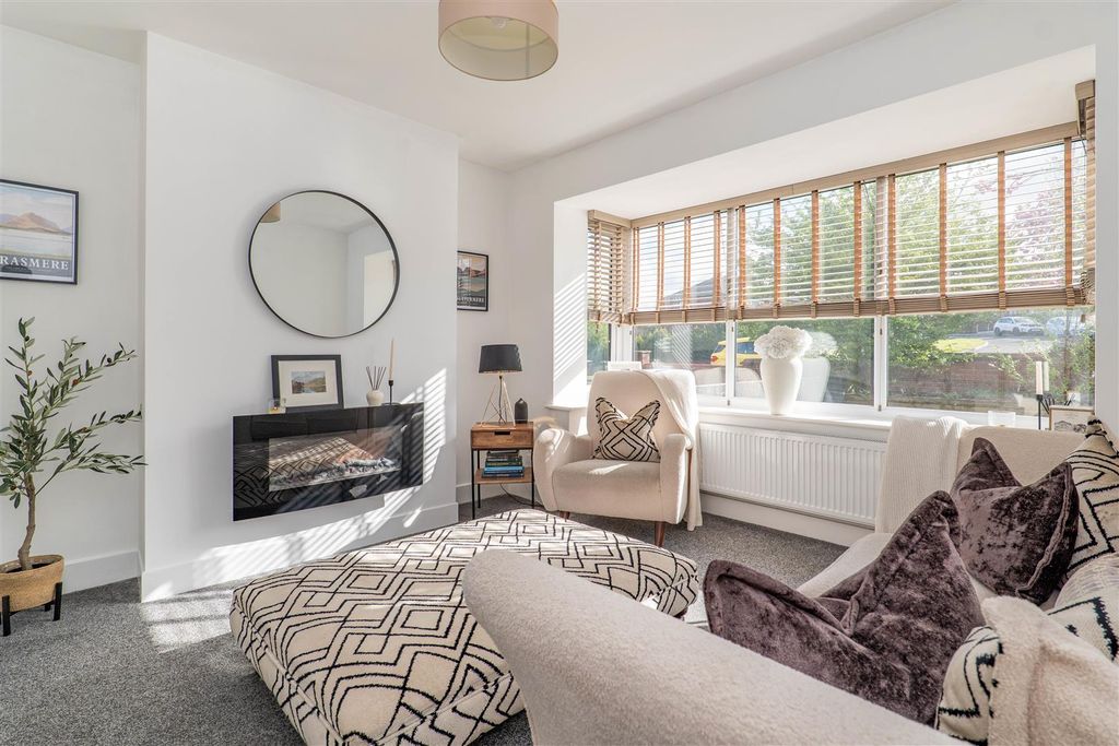 Property photo 2 of 23 Lounge