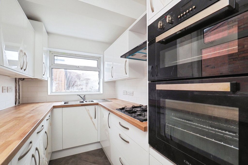 Property photo 3 of 17 Kitchen