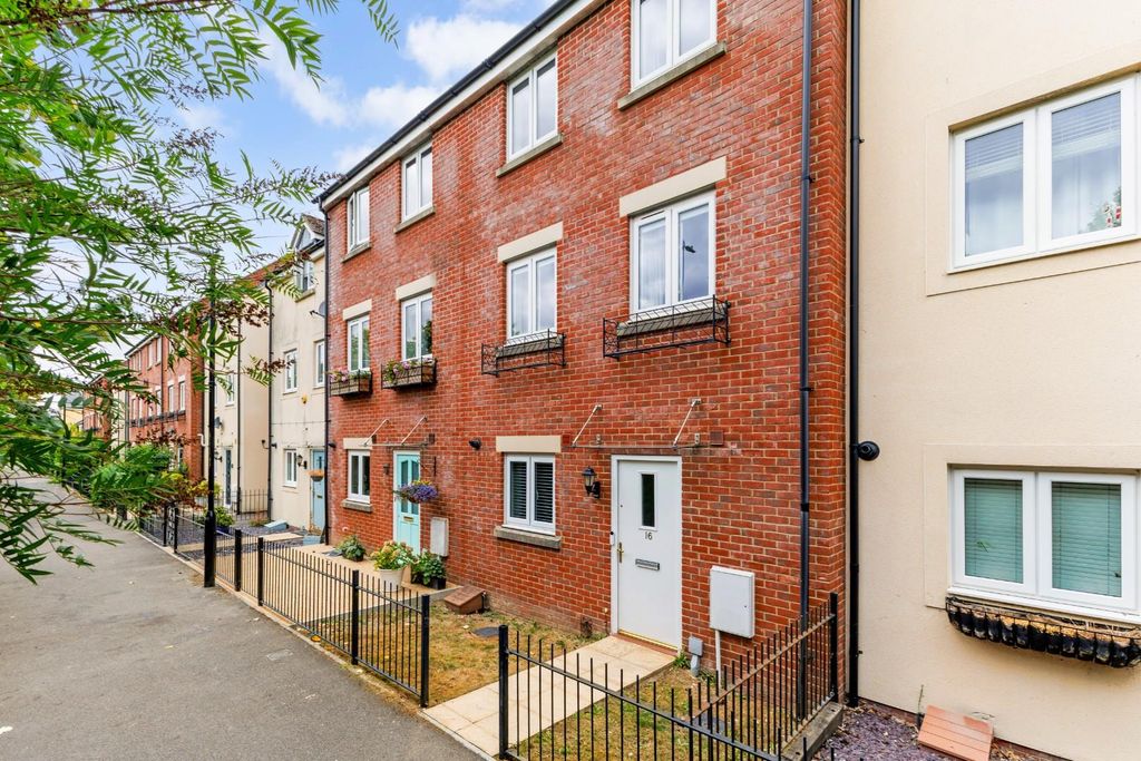 Property photo 1 of 21 96915_16 Osmund Walk Old Sarum  (1).Jpg