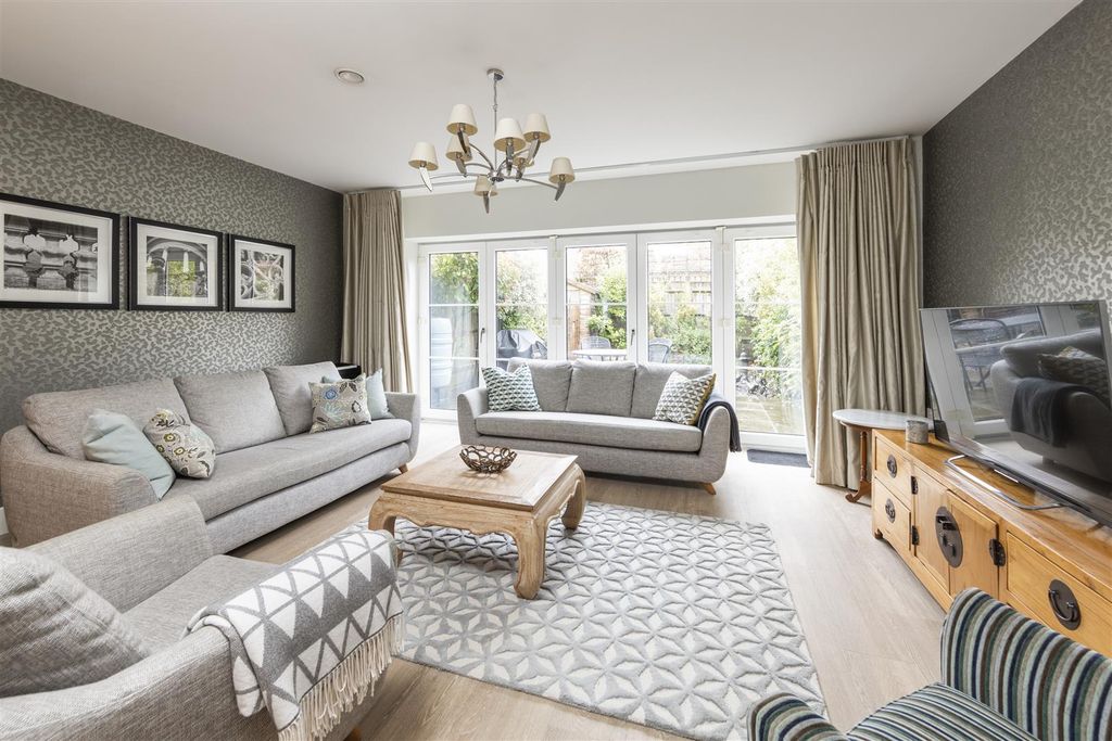 Property photo 2 of 15 15-Pitt-Rivers-Close-Boxgrove-Gardens-Guildford-Su