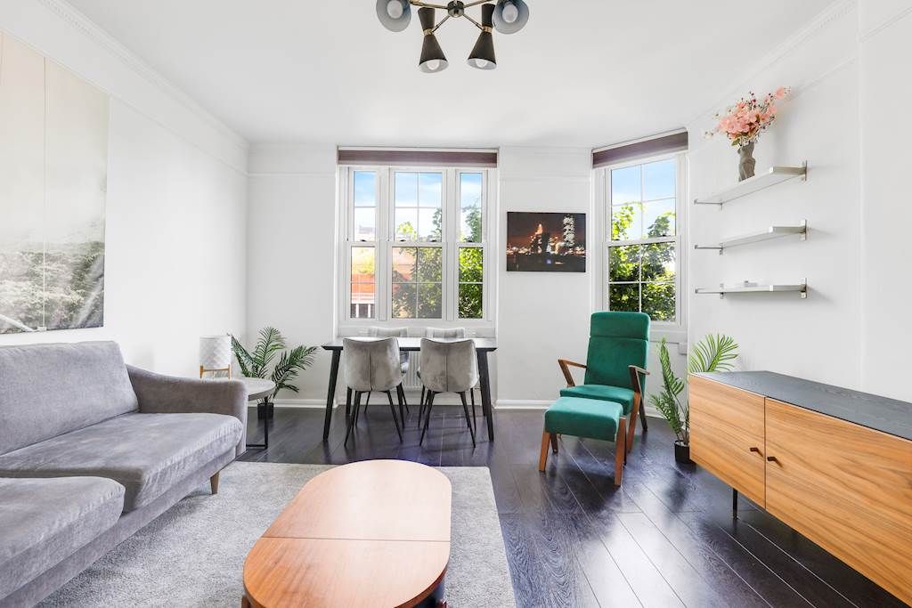 Property photo 3 of 11 03-6d46Jhgwl - 399 Devon Mansions - 25-Small