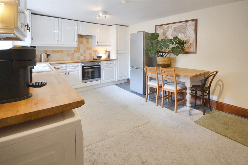 Property photo 2 of 11 Kitchen/Dining Room