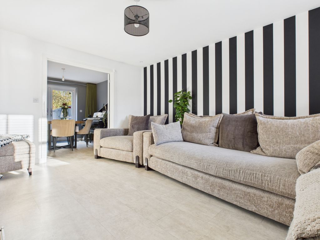 Property photo 2 of 20 Cam03729G0-Pr0177-Still023