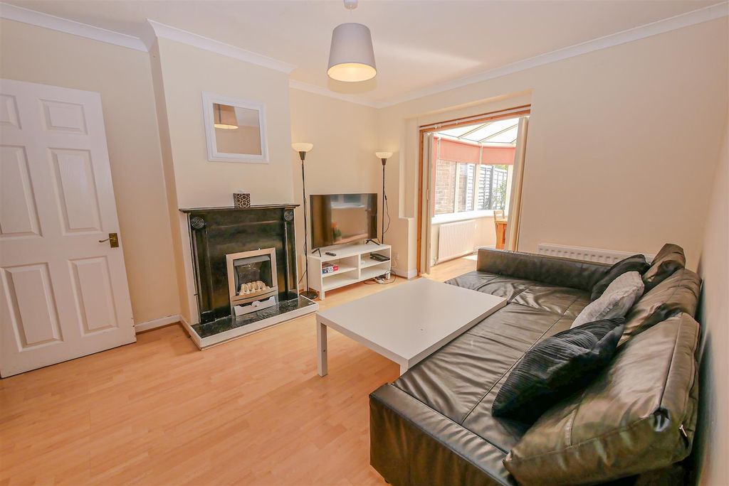 Property photo 3 of 11 Lounge