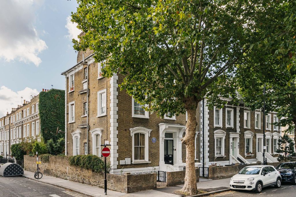 Property photo 1 of 15 King Edward's Road E9