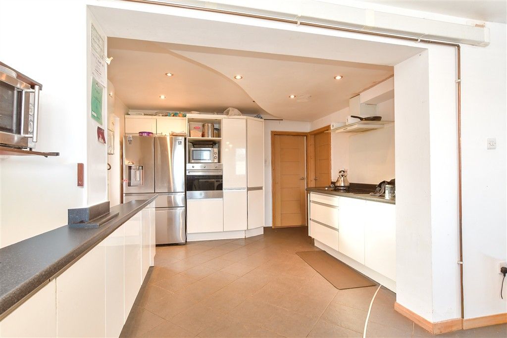 Property photo 3 of 10 Kitchen