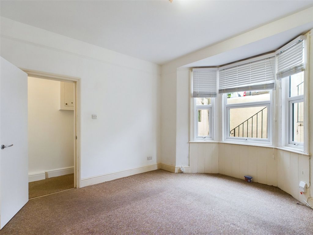 Property photo 3 of 12 Flat To Rent