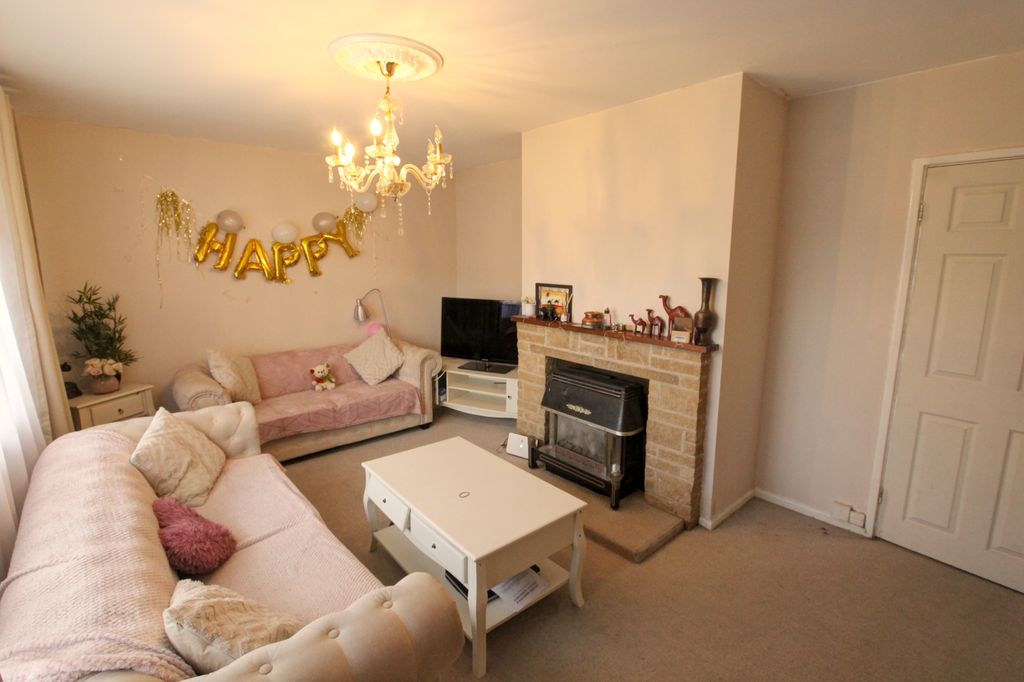 Property photo 3 of 13 Lounge A