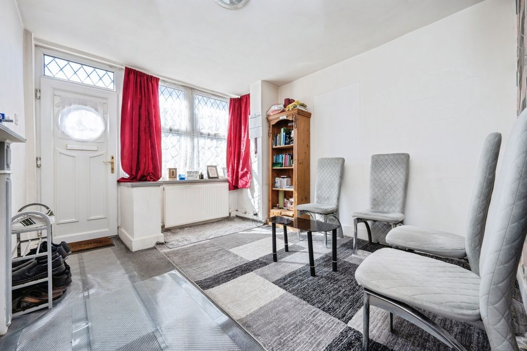 Property photo 3 of 16 Lounge