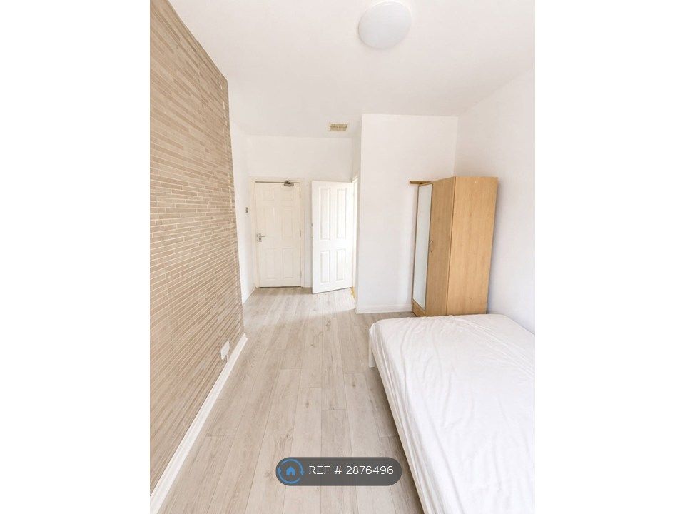 Property photo 3 of 11 Room 3 Ensuite