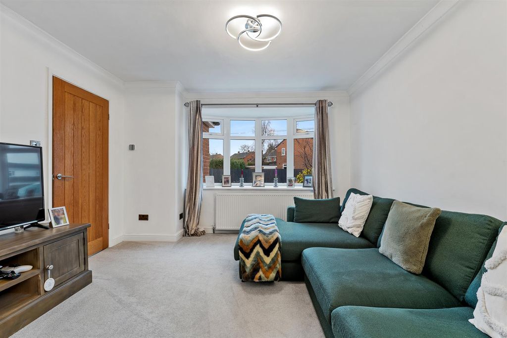 Property photo 3 of 19 Lounge