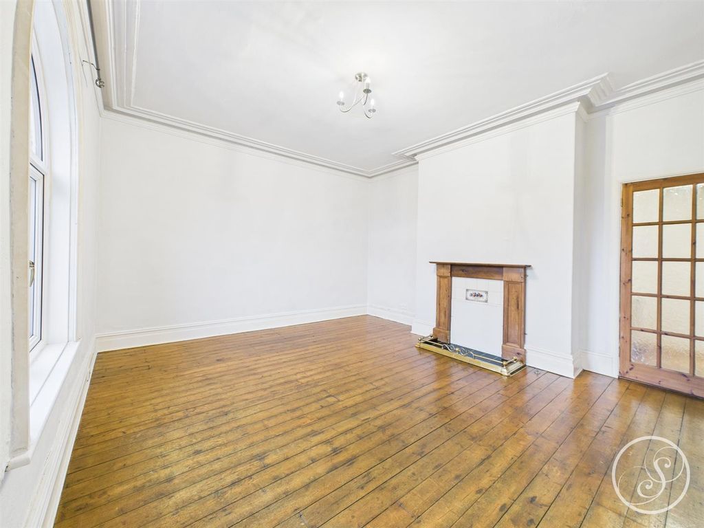 Property photo 3 of 8 Lounge