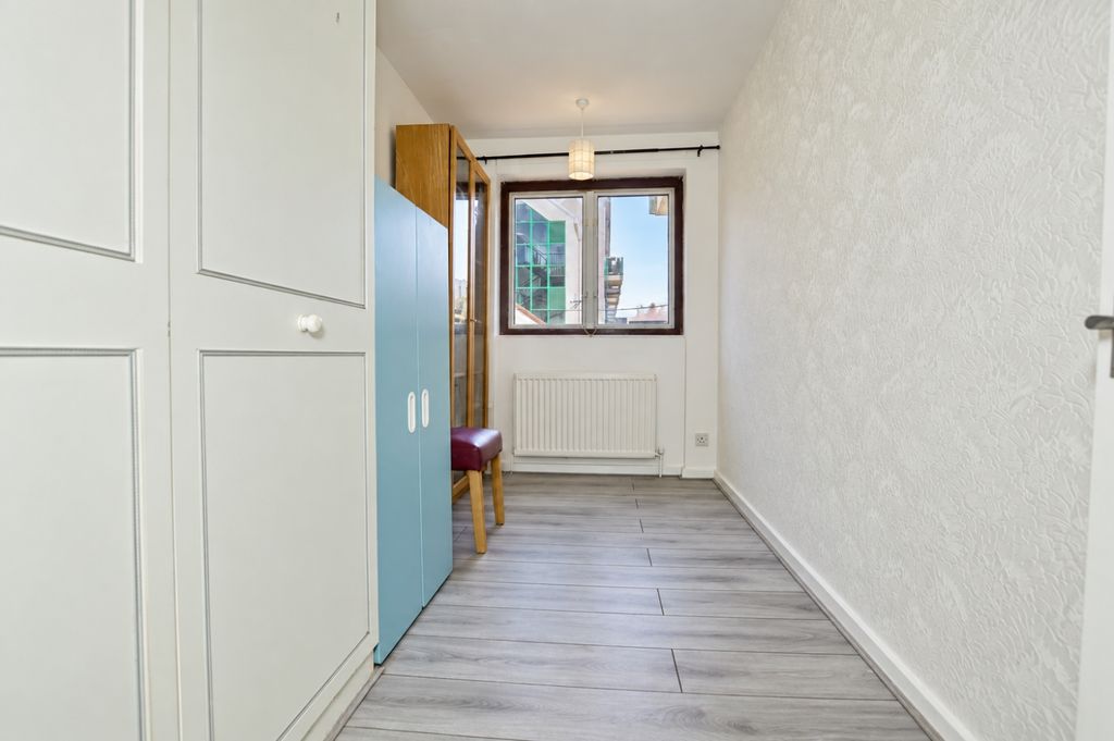 Property photo 3 of 8 Bed 1