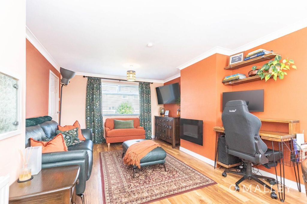 Property photo 3 of 13 Lounge