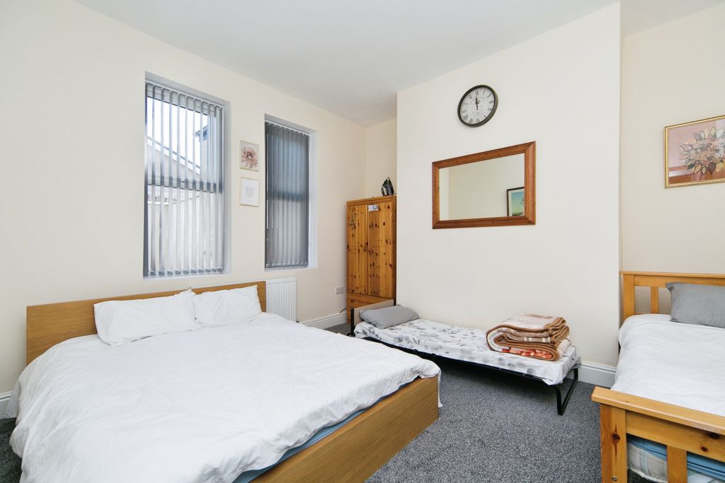 Property photo 3 of 15 Bed 1 Flat 1