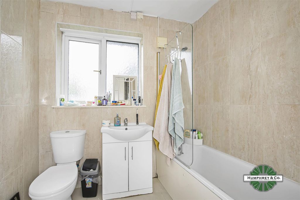 Property photo 1 of 5 27 South Park Crescent -006-4550.Jpg