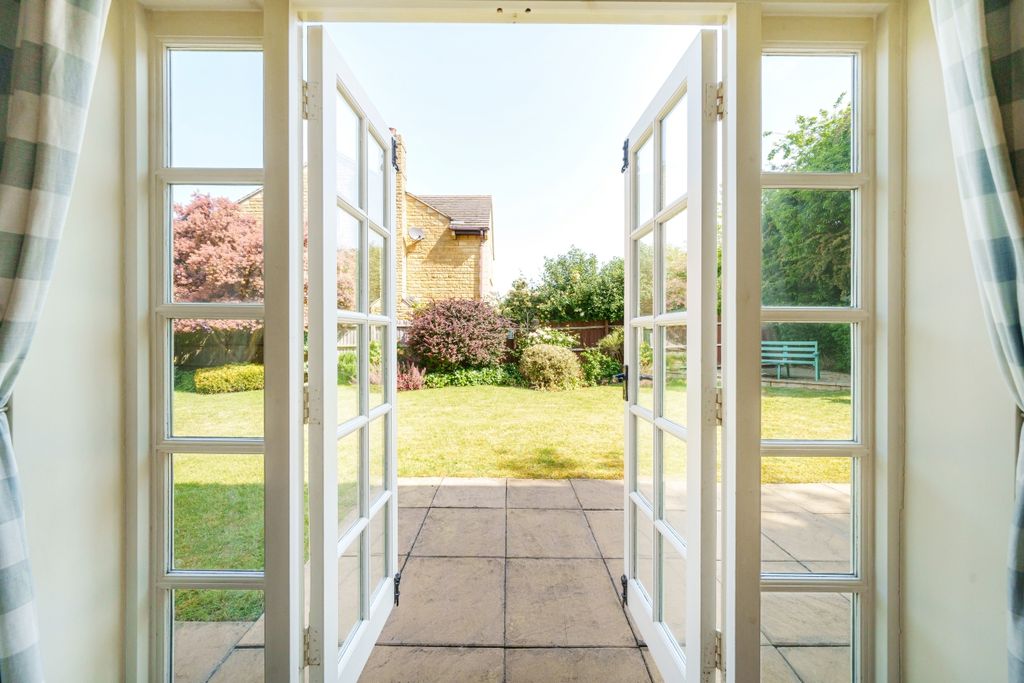 Property photo 2 of 18 990884 (12)