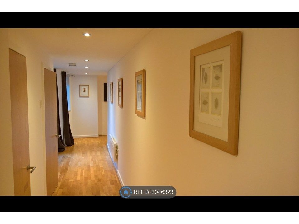 Property photo 3 of 32 Entrance Hallway Inside Flat